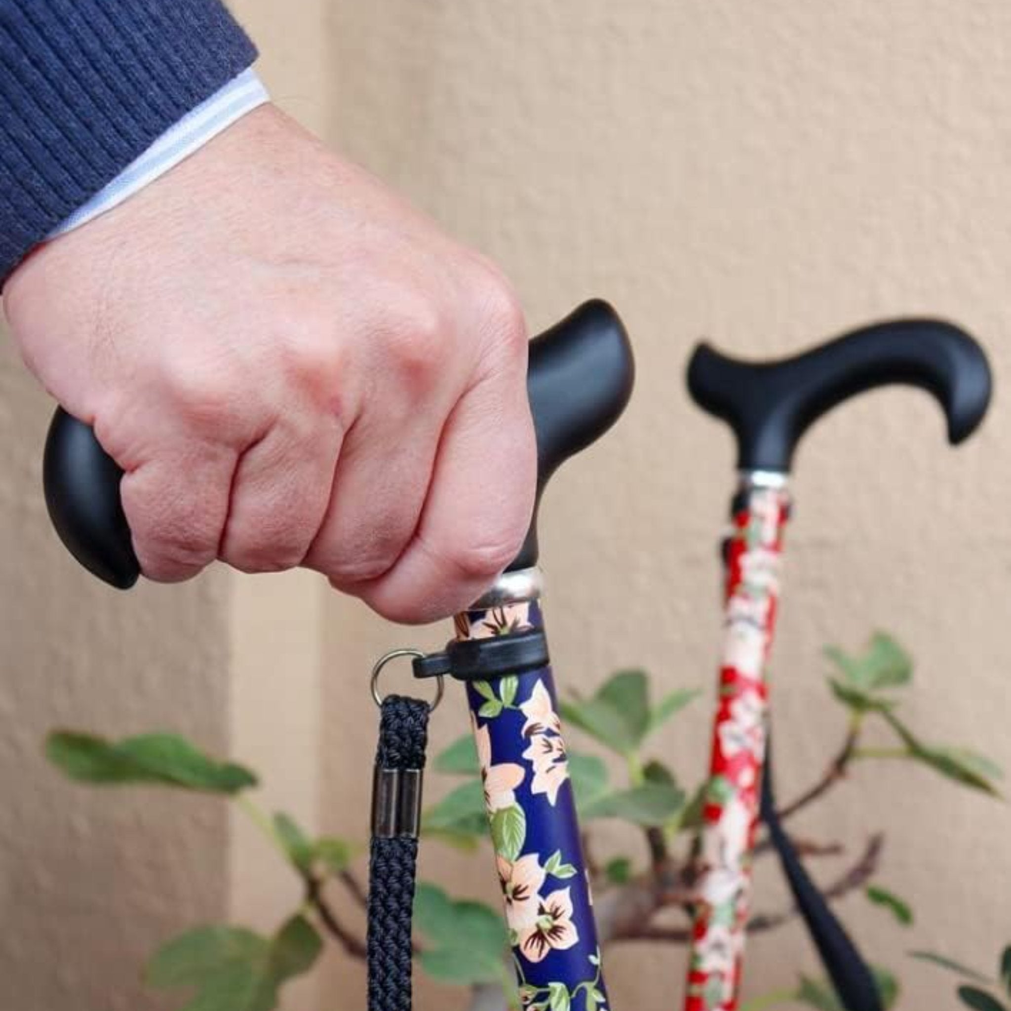 Hopfällbar käpp med blommönster använd med grepp i handtaget, hjälpmedelbutiken VI HP