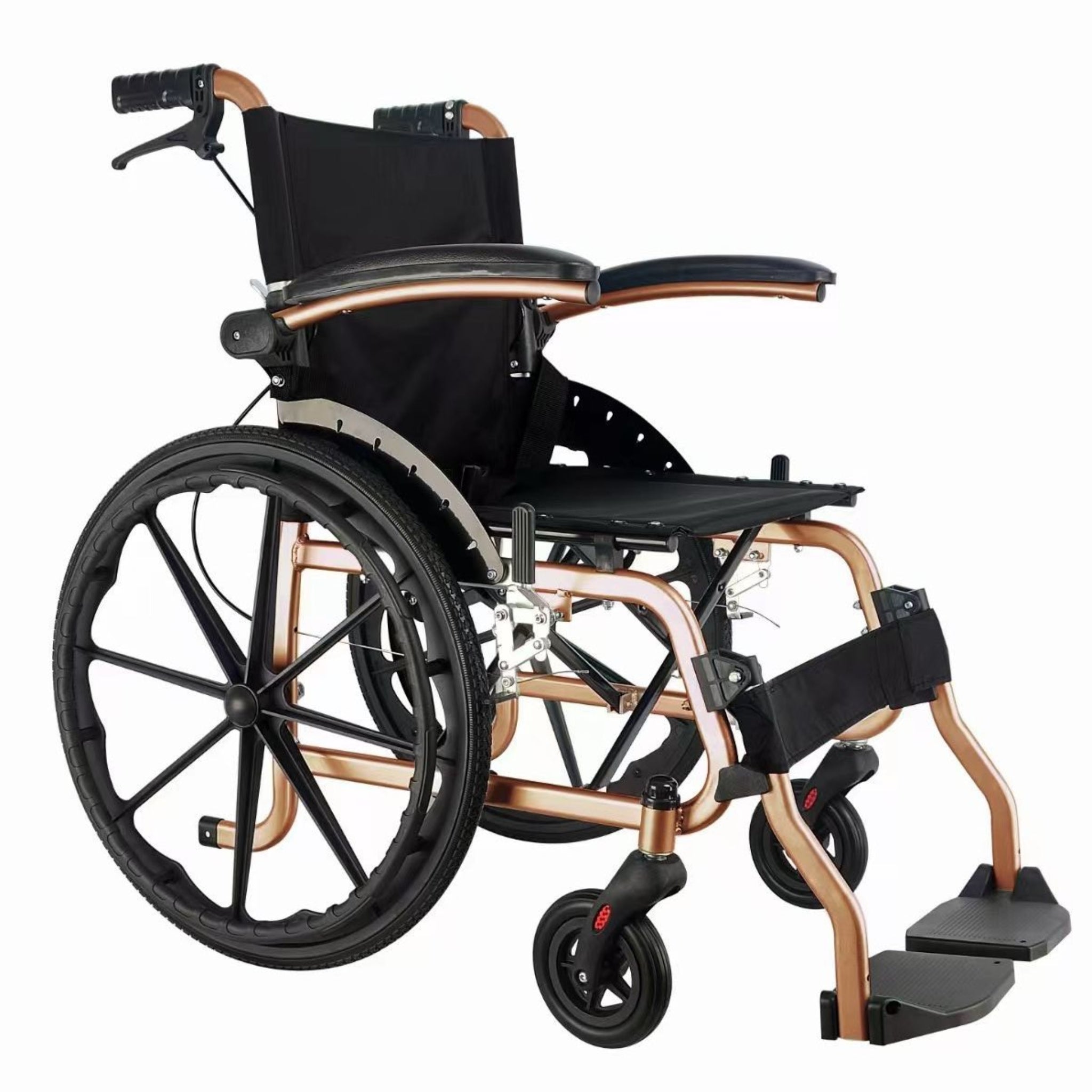 Lätt rullstol i aluminium i guldfärg med stora bakhjul, svängbara framhjul, uppfällbara armstöd och justerbara fotstöd, hjälpmedelsbutiken VI HP