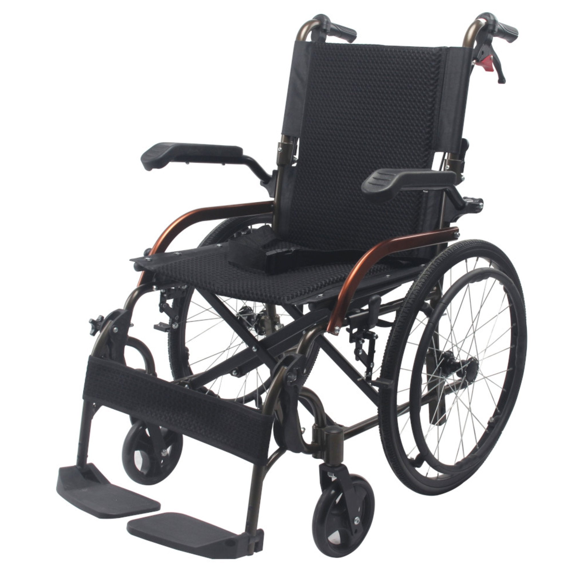 Lättvikts rullstol modell 2242 i sned vy som visar sits, armstöd och fotstöd, hjälpmedelsbutiken VI HP