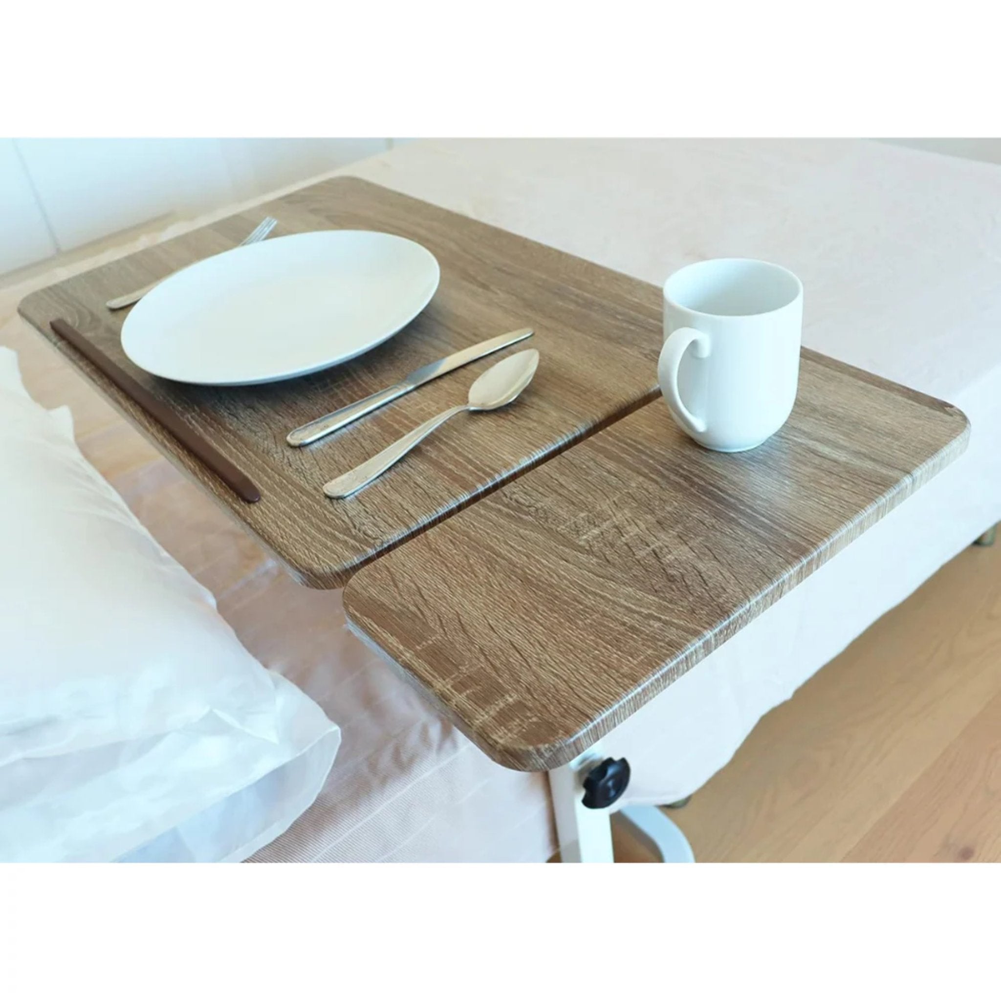 Sängbord med bordsskiva dukad med tallrik, bestick och kopp, Hjälpmedelsbutik VI HP