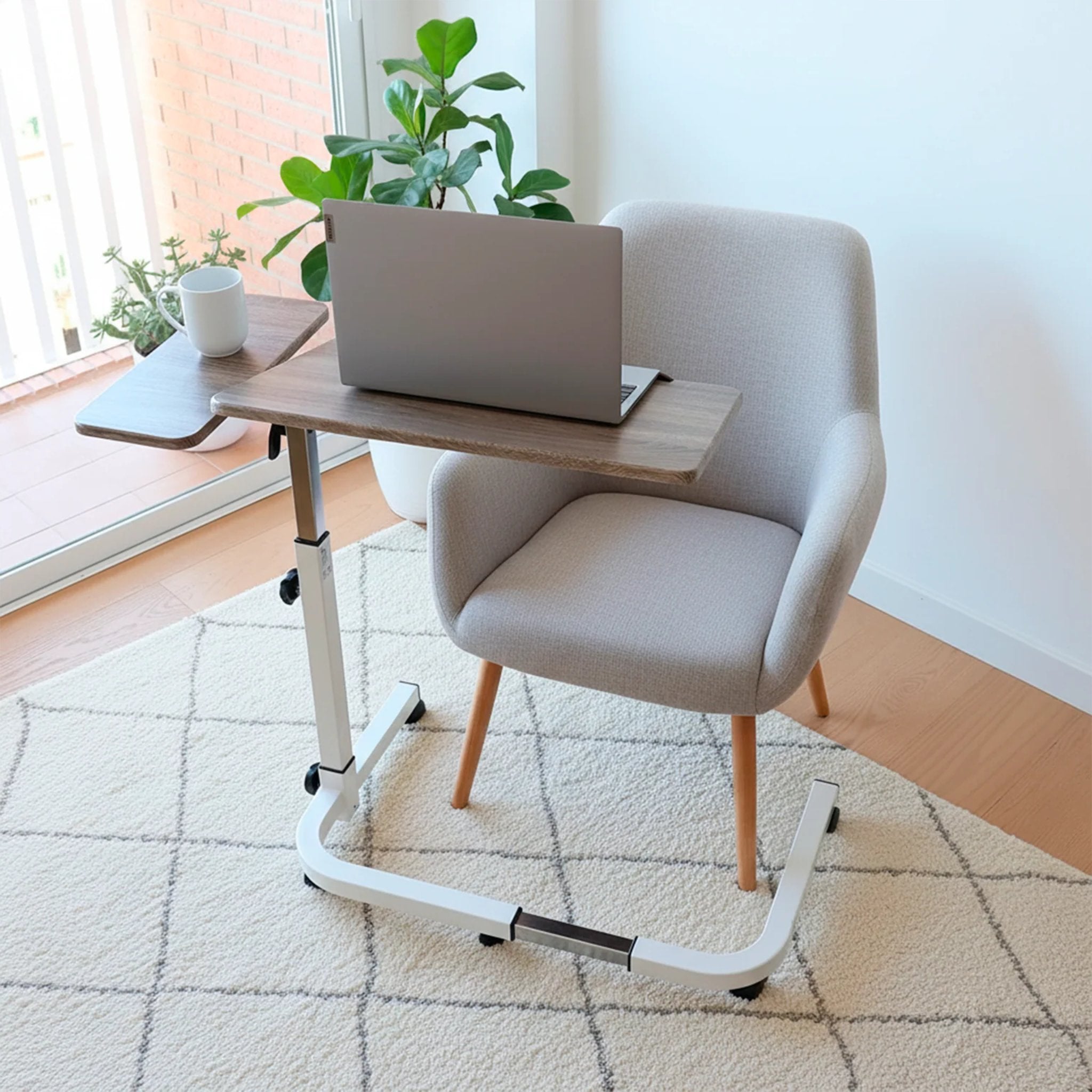 Sängbord placerat vid fåtölj med bordsskiva i arbetsläge, Hjälpmedelsbutik VI HP