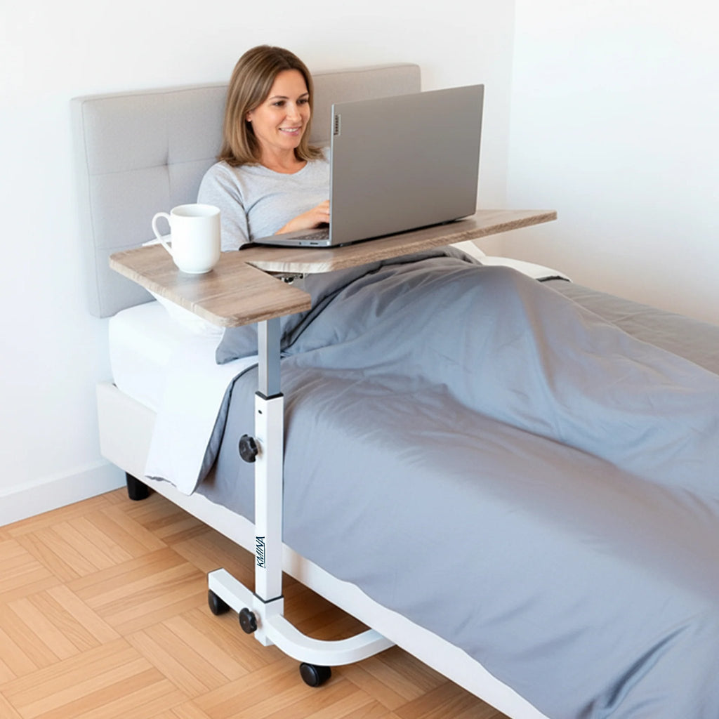 Sängbord placerat vid säng med bordsskiva använd som arbetsyta, Hjälpmedelsbutik VI HP