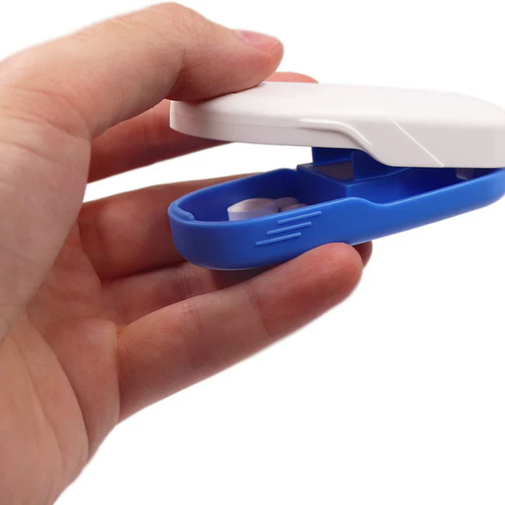 Tablettdelare i vit och blå färg hållen i hand, kompakt design med förvaringsfack, hjälpmedelsbutik VI HP