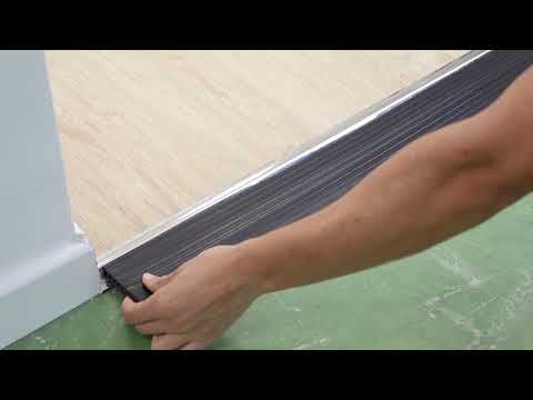 Rullstolsramp för dörrtrösklar visas vid användning över tröskel med rullstol, Hjälpmedelsbutik VI HP