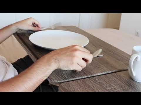 Sängbord med justerbar höjd, lutningsbar bordsskiva och U-formad bas med hjul som visas i rörelse och olika lägen, Hjälpmedelsbutik VI HP