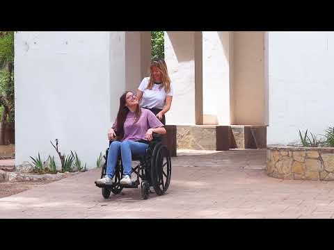 Hopfällbar rullstol med sits 43 cm visas vid användning och manövrering utomhus, Hjälpmdelesbutik VI HP