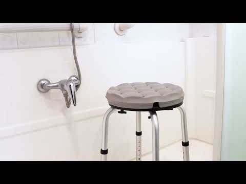 Film som visar rund duschpallskudde i EVA-skum med halkfri yta och dräneringshål, placerad på duschpall och trycktestad för stabilitet, hjälpmedelsbutik VI HP